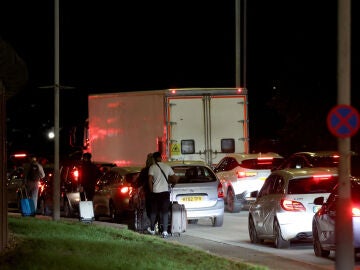 Pasajeros regresar a la T4 del aeropuerto de Heathrow en Londres