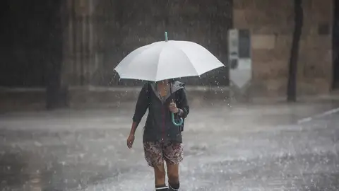 Una persona bajo la lluvia Una persona bajo la lluvia