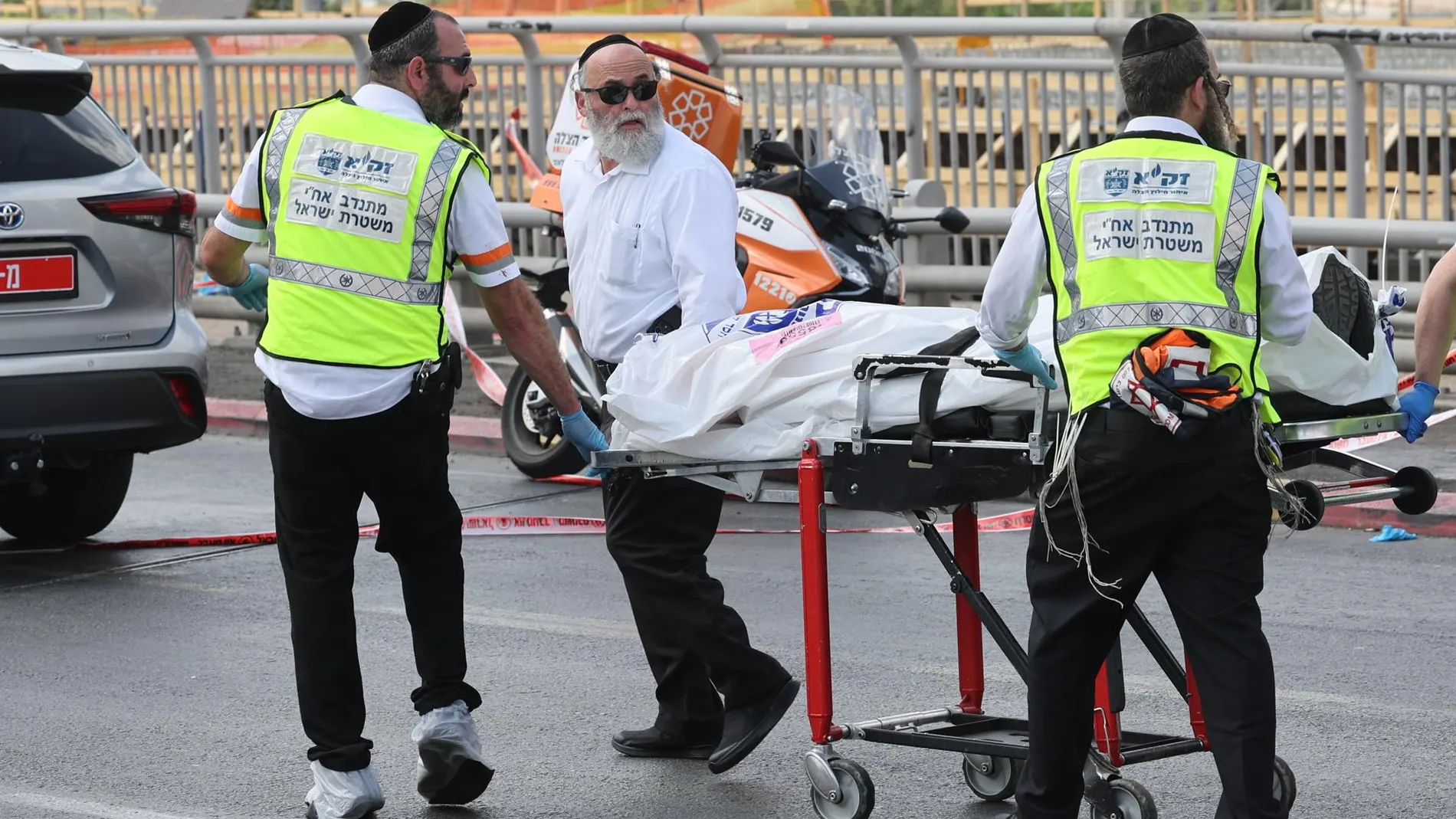 Los servicios de emergencia en el lugar del ataque a tiros en Jerusalén Los servicios de emergencia en el lugar del ataque a tiros en Jerusalén
