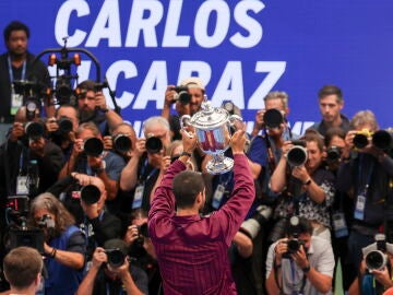 Carlos Alcaraz posa con su segundo US Open