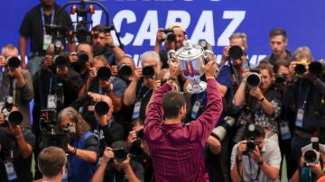 Carlos Alcaraz posa con su segundo US Open