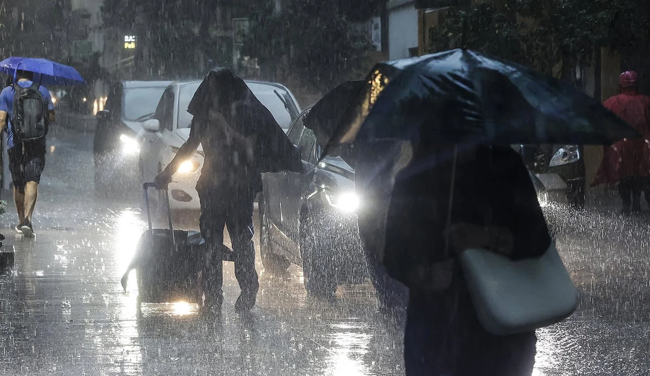 Localidades alicantinas suspenden clases ante la alerta por fuertes lluvias