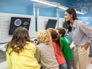 Profesora con los alumnos Profesora con los alumnos