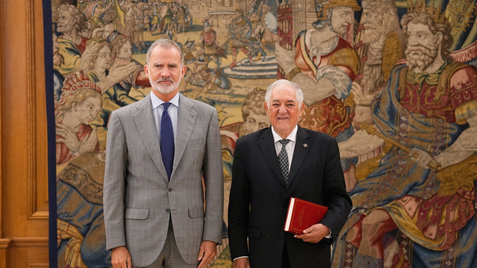 Cándido Conde-Pumpido entrega al rey Felipe VI la memoria anual del Constitucional
