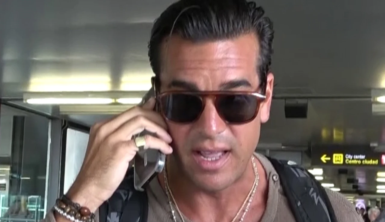 Mario Casas, en el aeropuerto de Madrid