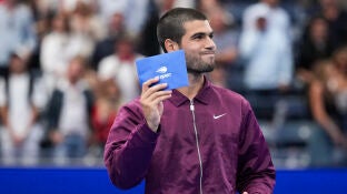 Carlos Alcaraz, tras recibir el cheque por ganar el US Open 2025