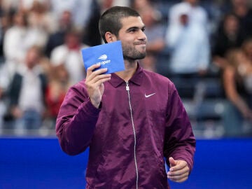 Carlos Alcaraz, tras recibir el cheque por ganar el US Open 2025