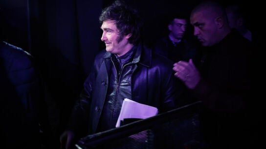 El presidente de Argentina, Javier Milei, llegando a un centro de campa&ntilde;a despu&eacute;s de conocer los resultados de las elecciones. 
