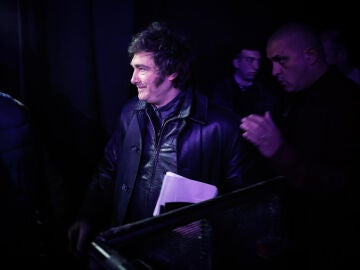 El presidente de Argentina, Javier Milei, llegando a un centro de campaña después de conocer los resultados de las elecciones. 