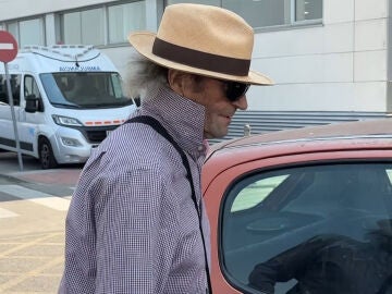 Amador Mohedano saliendo del hospital