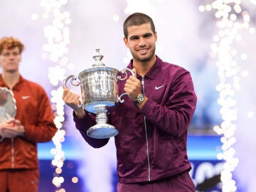 Carlos Alcaraz posa para los medios con el trofeo del US Open