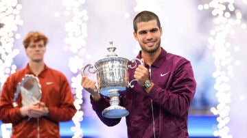 Carlos Alcaraz posa para los medios con el trofeo del US Open