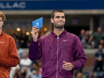 Carlos Alcaraz recibe el cheque por ganar el US Open