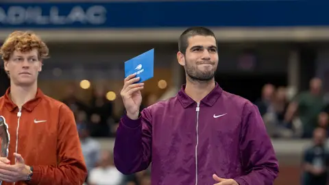Carlos Alcaraz recibe el cheque por ganar el US Open Carlos Alcaraz recibe el cheque por ganar el US Open