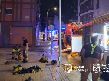 Efectivos de bomberos en el incendio de Málaga