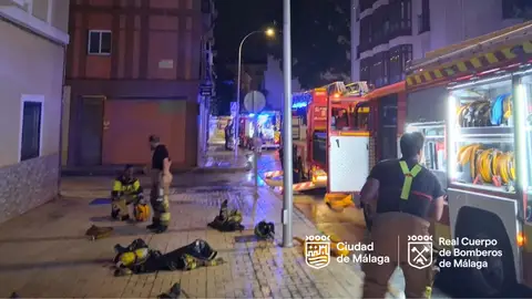 Efectivos de bomberos en el incendio de Málaga Efectivos de bomberos en el incendio de Málaga