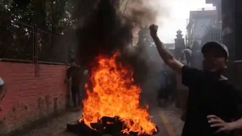Casa del primer ministro de Nepal en llamas Nepal y las revueltas de la generación z