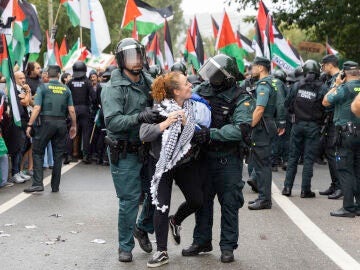 Agentes de la Guardia Civil intervienen en la protesta en el Alto de San Cosme 