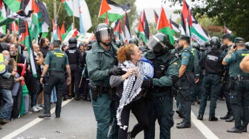 Agentes de la Guardia Civil intervienen en la protesta en el Alto de San Cosme 