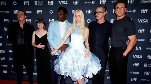Yung Lean, Jade Croot, Sam Richardson, Anya Taylor-Joy, Chris Evans y el productor Robert Walak, posan durante la alfombra roja de la película "Sacrifice" mientras el Festival Internacional de Cine de Toronto (TIFF) Yung Lean, Jade Croot, Sam Richardson, Anya Taylor-Joy, Chris Evans y el productor Robert Walak, posan durante la alfombra roja de la película "Sacrifice" mientras el Festival Internacional de Cine de Toronto (TIFF)