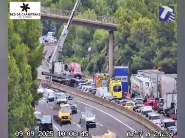 Aparatoso accidente en la AP-7 tras la caída de vigas de hierro de un camión en Tarragona