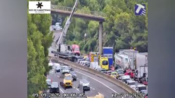 Aparatoso accidente en la AP-7 tras la caída de vigas de hierro de un camión en Tarragona