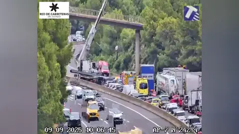 Aparatoso accidente en la AP-7 tras la caída de vigas de hierro de un camión en Tarragona Aparatoso accidente en la AP-7 tras la caída de vigas de hierro de un camión en Tarragona