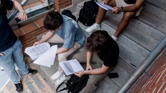 J&oacute;venes estudiando