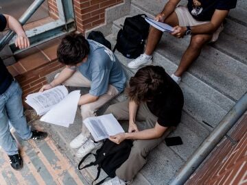 Jóvenes estudiando