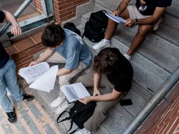 Jóvenes estudiando Jóvenes estudiando