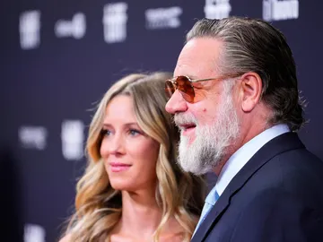 Russell Crowe y Britney Theriot en el estreno de "Nuremberg" en el Festival Internacional de Cine de Toronto Russell Crowe y Britney Theriot en el estreno de "Nuremberg" en el Festival Internacional de Cine de Toronto