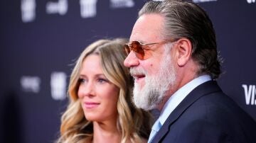 Russell Crowe y Britney Theriot en el estreno de "Nuremberg" en el Festival Internacional de Cine de Toronto