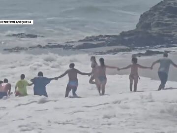 Cadena humana para salvar a un niño