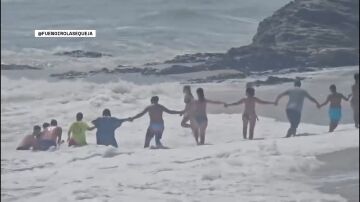 Cadena humana para salvar a un niño
