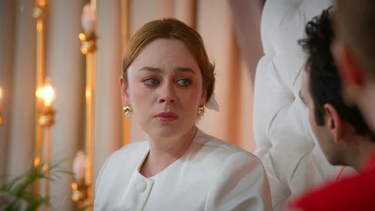 Bahar deja a Evren plantado en el altar mientras a Timur le da un infarto: “No puedo hacerlo” Bahar deja a Evren plantado en el altar mientras a Timur le da un infarto: “No puedo hacerlo”