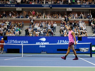 Carlos Alcaraz celebra un punto ante Jannik Sinner en la final del US Open