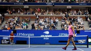 Carlos Alcaraz celebra un punto ante Jannik Sinner en la final del US Open