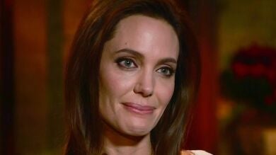 Angelina Jolie rompe a llorar al acordarse de su madre: 
