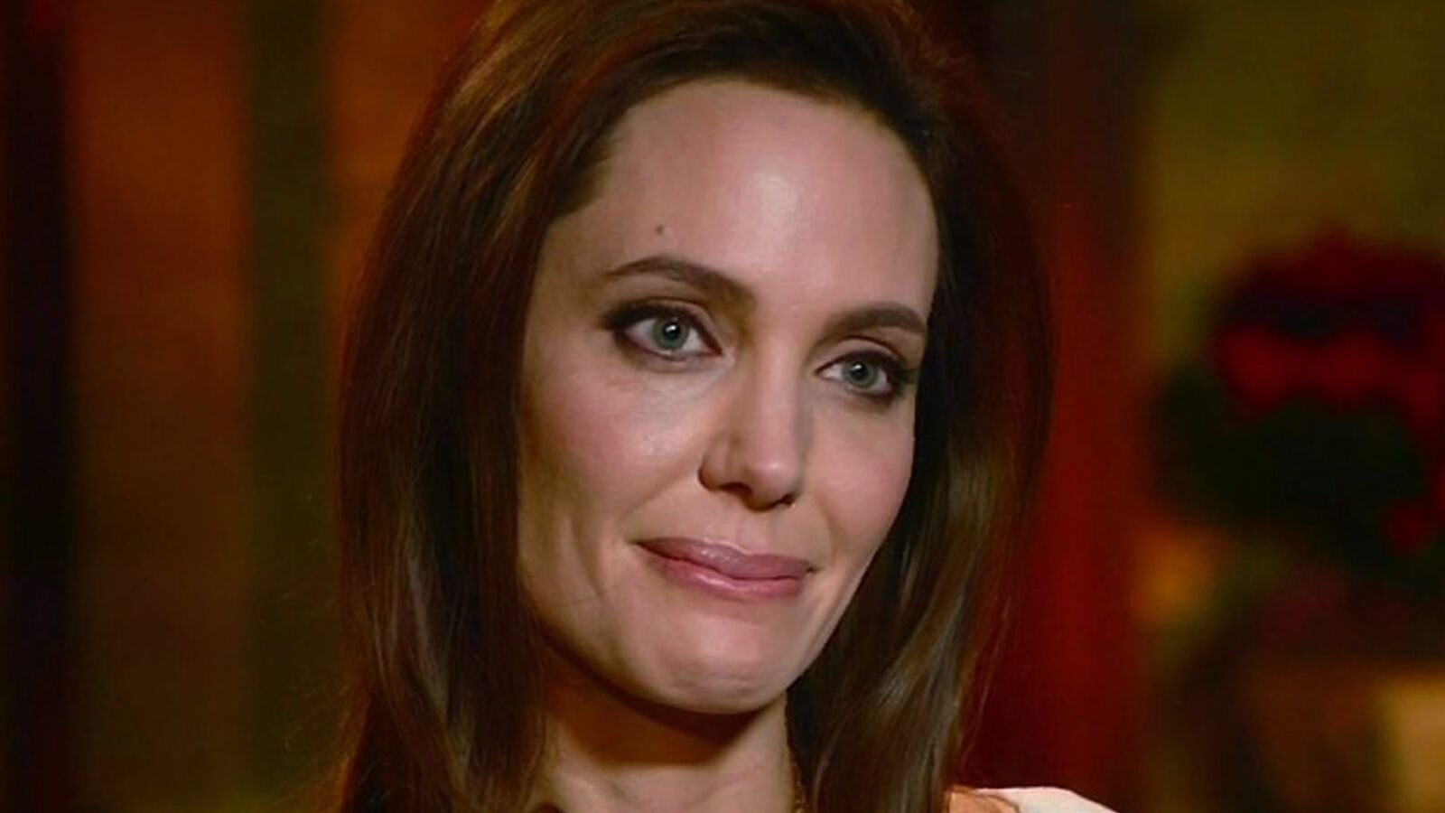 Angelina Jolie rompe a llorar al acordarse de su madre: 