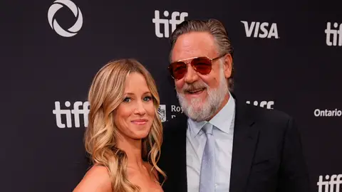 Russell Crowe y Britney Theriot en el estreno de "Nuremberg" en el Festival Internacional de Cine de Toronto Russell Crowe y Britney Theriot en el estreno de "Nuremberg" en el Festival Internacional de Cine de Toronto
