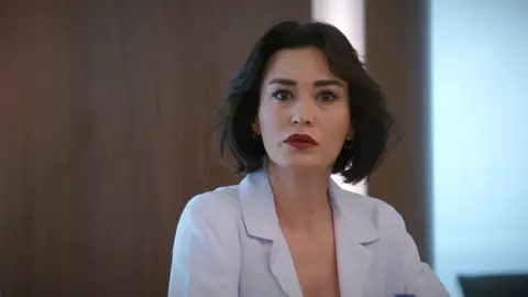 Timur vuelve a recibir un duro golpe: es destituido como médico jefe tras la traición de Rengin Timur vuelve a recibir un duro golpe: es destituido como médico jefe tras la traición de Rengin