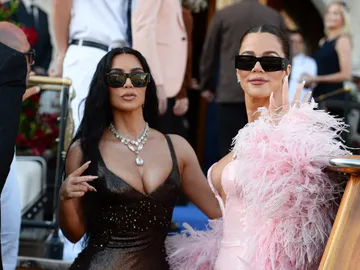 Kim y Khloe Kardashian en la boda de Jezz Bezos y Lauren Sanchez. Kim y Khloe Kardashian en la boda de Jezz Bezos y Lauren Sanchez.