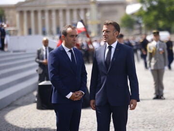 Emmanuel Macron y Sebastien Lecornu en un acto en París el pasado 14 de julio