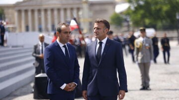 Emmanuel Macron y Sebastien Lecornu en un acto en París el pasado 14 de julio