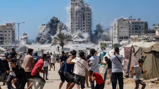  Palestinos reaccionan al humo que se eleva desde la Torre Mushtaha tras un ataque a&eacute;reo israel&iacute; en el oeste de la ciudad de Gaza, Franja de Gaza, el 5 de septiembre de 2025. 