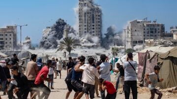  Palestinos reaccionan al humo que se eleva desde la Torre Mushtaha tras un ataque aéreo israelí en el oeste de la ciudad de Gaza, Franja de Gaza, el 5 de septiembre de 2025. 