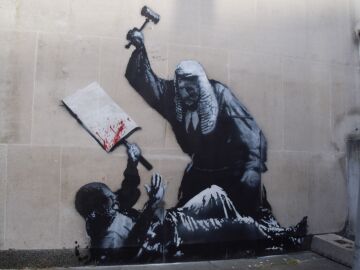 El mural de Banksy en el Tribunal Superior de Justicia antes de ser borrado
