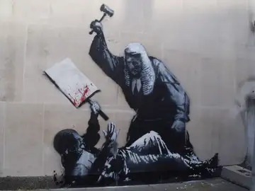 El mural de Banksy en el Tribunal Superior de Justicia antes de ser borrado El mural de Banksy en el Tribunal Superior de Justicia antes de ser borrado