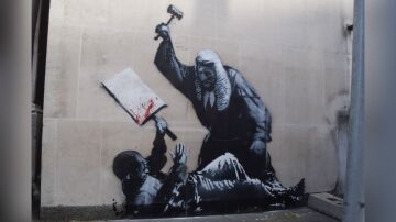 Una vista de la última obra de arte del esquivo artista callejero Banksy en los Tribunales Reales de Justicia
