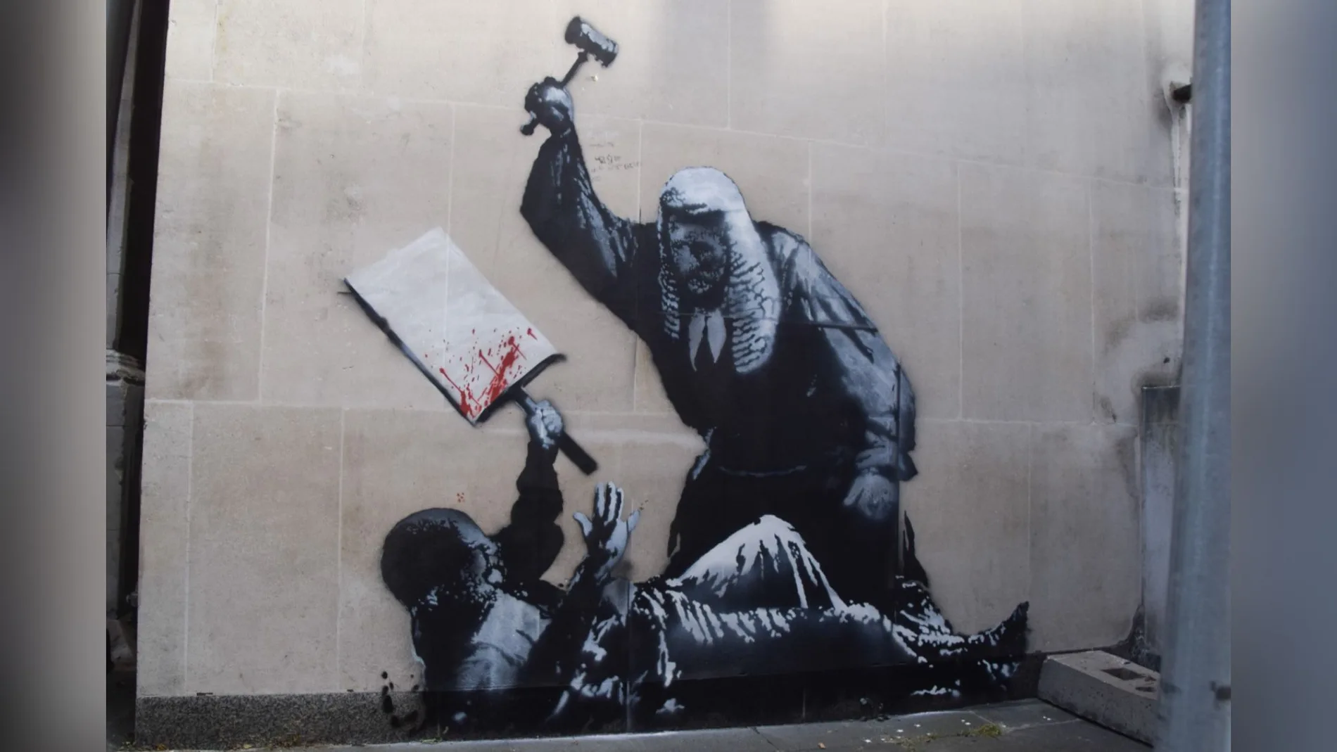 Una vista de la última obra de arte del esquivo artista callejero Banksy en los Tribunales Reales de Justicia Una vista de la última obra de arte del esquivo artista callejero Banksy en los Tribunales Reales de Justicia